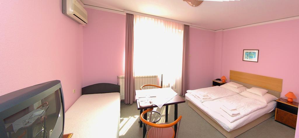 Apollo Hotel Kecskemét Esterno foto